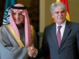 Alfonso Dastis con el ministro de Relaciones Exteriores de Arabia Saudí, Adel bin Ahmed al Jubeir.