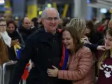 El alcalde metropolitano de Caracas y opositor venezolano, Antonio Ledezma, es recibido por su mujer, Michi Capriles (c), y sus hijas, a su llegada al aeropuerto de Madrid Barajas.