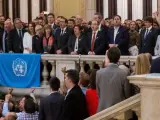El presidente de la Generalitat, Carles Puigdemont (d) junto al vicepresidente del Govern y conseller de Economía, Oriol Junqueras (2d), realiza una declaración en las escalinatas del Parlamen del Parlament tras aprobarse en el pleno, la declaración de independencia, con los votos de Junts pel Sí (JxSí) y la CUP. Mientras, cantan 'Els Segadors', el himno oficial de Cataluña.