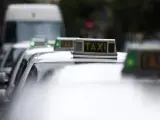 Varios taxis en una parada.