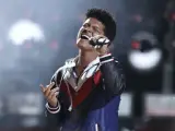 El cantante Bruno Mars actúa en la 59 edición de los Premios Grammy.