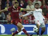 Ever Banega y Jordan Henderson en el Liverpool - Sevilla.