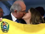 El exalcalde metropolitano de Caracas y opositor venezolano Antonio Ledezma besa a su mujer, Mitzy Capriles, antes de una rueda de prensa en Madrid.