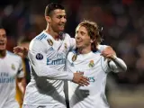 El jugador del Real Madrid Luka Modric (d) celebra un gol con su compañero Cristiano Ronaldo (c).