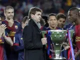 El entrenador del F.C.Barcelona, Tito Vilanova (i), y el francés Eric Abidal, con el trofeo que acredita al FC Barcelona como campeón de la Liga 2012-2013, tras el partido, correspondiente a la jornada trigésimo sexta en Primera División, que FC Barcelona y Real Valladolid.