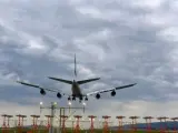 Un avi&oacute;n aterrizando en el Aeropuerto del Prat (Barcelona) en una imagen de archivo.