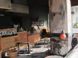 Interior de la cafetería Starbucks tras el incendio de la huelga general.