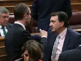 El diputado del PNV Aitor Esteban,d., conversa con el diputado del PP Javier Maroto,iz., entes del pleno del Congreso de los Diputados.