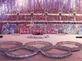 Un grupo de bailarines forma los cinco anillos olímpicos en la clausura de los Juegos de Sochi.