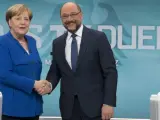 Imagen cedida por la televisión alemana WDR de la canciller alemana, Angela Merkel, y el líder socialdemócrata, Martin Schulz, dándose la mano al inicio de su debate televisado de cara a las elecciones generales del 24 de septiembre.