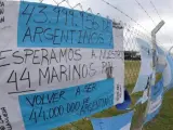 Mensajes de esperanza y solidaridad en los alrededores de la Base de Operaciones de Submarinos, en Mar de Plata, provincia de Buenos Aires (Argentina), en referencia al submarino de la Armada argentina desaparecido con 44 tripulantes a bordo.