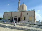 Varias personas permanecen en el exterior de una mezquita contra la que se ha perpetrado un ataque, en la ciudad de Al Arish, en el norte de la península del Sinaí (Egipto).