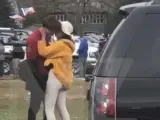 Malia Obama, besando a un joven en la universidad.