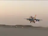 Avión de la Fuerza Aérea Egipcia, en pleno despegue.