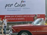 Un vehículo cruza frente a un cartel alusivo a las elecciones de delegados municipales en La Habana (Cuba).