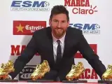 El jugador del Barça Leo Messi ha recibido este viernes su cuarta Bota de Oro. El argentino ha recibido el trofeo de manos de su compañero Luis Suárez.