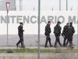 Agentes de la Policía Nacional pasean por los alrededores del centro penitenciario Málaga II.