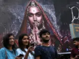Varias personas pasean por delante del cartel de la película 'Padmavati' en Bombay.