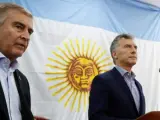 El presidente de Argentina, Mauricio Macri (a la derecha), y el ministro de Defensa, Óscar Aguad, durante una comparecencia para informar sobre la desaparición del submarino ARA San Juan de la Armada, con 44 tripulantes a bordo.
