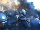 Policías marchan entre el humo de las bengalas