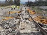 Estado en el que ha quedado la vía de ferrocarril tras pasar el tren de pasajeros de la línea Málaga-Sevilla y descarrilar esta mañana a su paso por la localidad de Arahal (Sevilla).