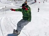 Un joven practica snowboard en la estaci&oacute;n de esqu&iacute; de Sierra Nevada.