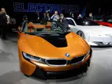 BMW ha presentado una variante de carrocería descapotable del i8 a la vez que ha renovado el i8 Coupé. A diferencia del modelo de techo cerrado, el Roadster solo tiene dos asientos. El sistema de propulsión es híbrido, mueve las cuatro ruedas y da 374 caballos de potencia conjunta. La capacidad de la batería es de 11,6 kWh brutos (9,4 kWh de capacidad neta), 4,5 kWh más que la batería del modelo de 2014. El motor eléctrico tiene 143 caballos (antes 131) y transmite la potencia al eje delantero. Según BMW, el i8 Roadster puede circular solo con propulsión eléctrica hasta 105 km/h en el modo estándar (el que se activa al arrancar el coche) y hasta 120 km/h si se pulsa el botón que potencia el modo eléctrico eDrive. Más información del BMW i8 Roadster hybrid en km77.com. Consulta los precios y fichas técnicas de los coches que están en venta en el mercado español.