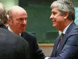 Luis de Guindos (2-i), charla con el ministro de Finanzas portugués, Mário Centeno (d), al inicio de la reunión de ministros de Finanzas del Eurogrupo.