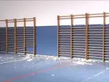 Aspecto del gimnasio del colegio El Paseo de Caudete, donde parte del falso techo se cayó debido al terremoto de magnitud 4 que se sintió en la localidad albaceteña.