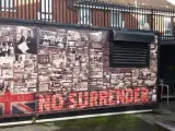 Fotografías a favor del unionismo y de Gran Bretaña, con el famoso lema 'No surrender' ('sin rendición') en la calle Shankill Road, en Belfast (Irlanda del Norte).