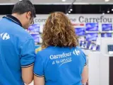 Dos trabajadores de Carrefour España en un hipermercado de Santa Pola (Alicante).