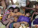 Varios niños rohinyás descansan tras cruzar la frontera entre Birmania y Bangladesh a través del río Naf.