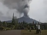 Vista del volcán Agung arrojando cenizas volcánicas calientes, desde el templo de Besakih en Karangasem, Bali (Indonesia).