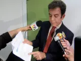 El candidato de la Alianza de Oposición, Salvador Nasralla, hace declaraciones a los medios a su salida de las instalaciones del TSE, donde presentó impugnaciones electorales contra un supuesto fraude.