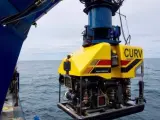 El R/V Atlantis, un buque de búsqueda de la Marina de EEUU, despliega el vehículo submarino Undersea Recovery Vehicle cerca de la costa de Comodoro (Argentina). Actualmente son seis los buques nacionales y extranjeros que forman parte de la búsqueda del ARA San Juan.