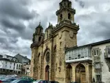 <p>Mondoñedo también podrá presumir de ser uno de los pueblos más bonitos de España. <a title="Estás viendo su catedral" href="https://es.wikipedia.org/wiki/Catedral_de_Mondo%C3%B1edo#/media/File:2035-Catedral_de_Mondo%C3%B1edo_(Lugo).jpg" target="_blank">Estás viendo su catedral</a>, apodada la 'arrodillada' por su poca altura.</p>