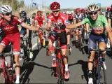 Chris Froome (c), ganador de la Vuelta a España 2017, brinda con el segundo en la clasificación general, Vicenzo Nibali (d) y el tercero, Ilnur Zakarin (izda), en la última etapa.