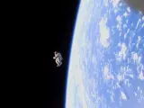 No es una escena de una película de ciencia ficción, es real. Este traje espacial ruso se llenó con ropa vieja y se lanzó para orbitar la Tierra en el año 2006.