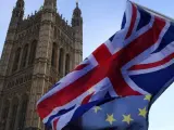 La bandera británica ondea sobre la de la Unión Europea ante el Parlamento en Londres.