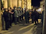 Llegada de los féretros de los guardias civiles asesinados el jueves en un tiroteo a la capilla ardiente instalada el viernes en el ayuntamiento de Alcañiz (Teruel).