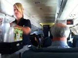 Acabas de terminar el almuerzo y quieres deshacerte de los desperdicios, pero no es un buen momento cuando los auxiliares de vuelo están sirviendo comida o bebida a otros pasajeros. Tampoco es buena idea que intentes dejar tu basura en el carrito.