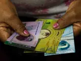 La comunidad del oeste de Caracas ubicada en la parroquia llamada 23 de Enero ha emitido su propio billete llamado "Panal", que equivale a 5.000 bolívares, -poco más de un dólar al cambio oficial- y que en su período de prueba ya ha servido para comercializar arroz cosechado por los creadores del papel.