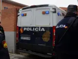 El furgón policial que ha trasladado a los tres jugadore acusados de un delito de agresión sexual contra una menor de 15 años, a su llegada a los juzgados de Aranda de Duero (Burgos).