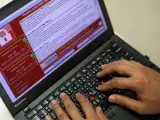 Pantalla en un ordenador portátil afectado por el ataque del 'ransomware' WannaCry.