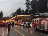 Un tren Amtrack 501 tras descarrilar y caer sobre la autopista interestatal 5 cerca de Olympia, en el estado de Washington (EE UU).