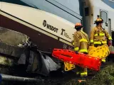 El tren Amtrack 501 tras descarrilar y caer sobre la autopista interestatal 5 cerca de Olympia, en el estado de Washington.