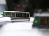 Taxistas circulando por Madrid.