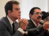 El candidato del partido hondureño Alianza de Oposición contra la Dictadura, Salvador Nasralla (en primer plano), junto al expresidente de Honduras Manuel Zelaya, durante una conferencia de prensa.