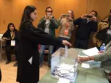 Vota Laura Sancho, la catalana en la que Carles Puigdemont ha delegado su voto para el 21-D.