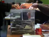 Una ciudadana ejerce su derecho a voto en el colegio Jaume I del barrio de Sants de Barcelona en las elecciones catalanas.